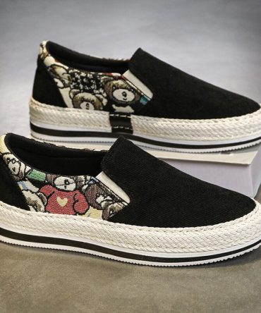 2023 New Men's Breathable Slip-on Casual Shoes Fashion Low-top Slip-on Canvas Shoes Comfortable and Lightweight Men's Shoes